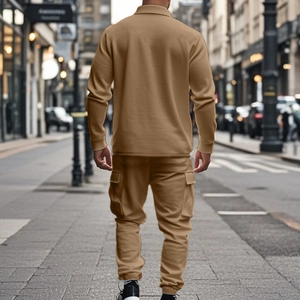 Vue arrière de l'ensemble veste polaire d'extérieur kaki et pantalon cargo pour homme