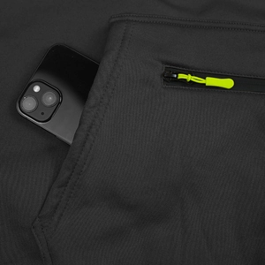 Détail de la poche cargo montrant la capacité du smartphone et le zip vert fluo