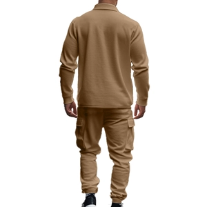 Vue arrière d'un ensemble veste tactique et pantalon cargo kaki robuste pour hommes
