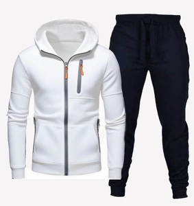 Detail von weißem Kapuzenpulli mit orangen Zippern und schwarzer Jogginghose