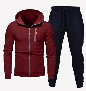 Detailansicht eines dunkelroten Herren-Kapuzenpullovers und einer schwarzen Sporthose