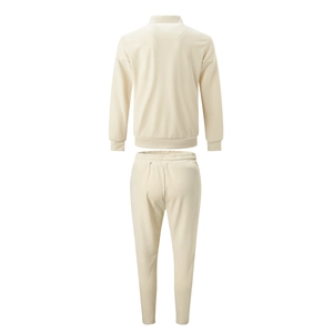 Vista posteriore dettagliata del set beige in maglia a nido d'ape con giacca e pantaloni
