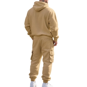 Vue arrière du survêtement kaki en polaire épaisse avec pantalon cargo et capuche