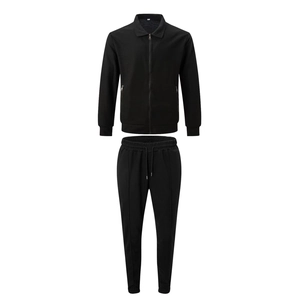 Dettaglio della tuta nera in maglia a nido d'ape con giacca cardigan e pantaloni coordinati