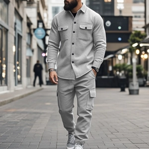 Détail du tissu épais de cet ensemble veste tactique doublée polaire et pantalon cargo