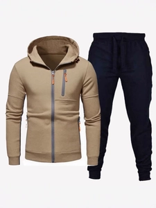 Herren-Trainingsanzug mit khakifarbenem Kapuzenpullover und dunkelblauer Jogginghose