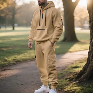 Tuta in pile kaki da uomo con pantaloni cargo multitasche e felpa con cappuccio all'aperto
