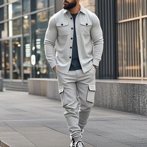 Détail d'une veste tactique grise et d'un pantalon cargo avec de grandes poches latérales