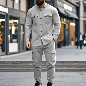 Détail de l'ensemble veste tactique en polaire grise avec poches et pantalon cargo