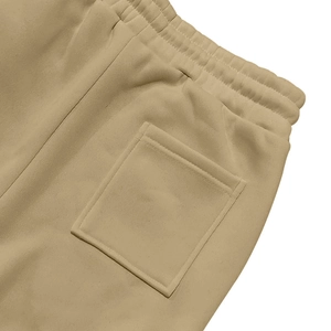 Dettaglio della vita elasticizzata e della tasca posteriore su pantaloni cargo pesanti