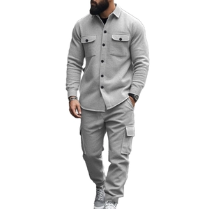 Détail de la veste tactique gris clair doublée polaire avec poches poitrine symétriques