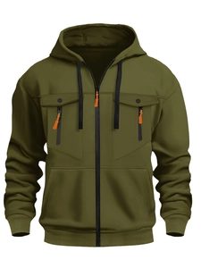 Détail du sweat à capuche vert armée avec poches poitrine et fermetures éclair orange vif