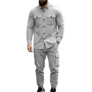 Vue détaillée de l'ensemble veste tactique grise doublée polaire avec poches cargo et boutons
