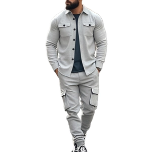 Détails de l'ensemble veste tactique en polaire grise pour homme avec poches cargo