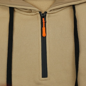 Détail du sweat à capuche kaki avec demi-zip et tirette orange vif pour homme