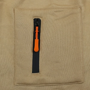 Détail de la poche de sweat kaki avec fermeture éclair noire et tirette orange vive