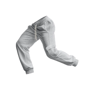 Détail d'un pantalon de jogging gris clair avec poches cargo et taille élastique