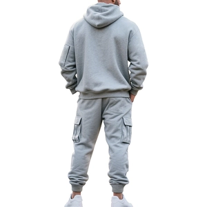 Vue arrière survêtement en polaire gris épais avec poches cargo et coupe ample