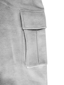 Détail de la poche cargo grise sur une veste d'extérieur robuste en maille doublée