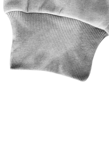 Détail des poignets côtelés sur veste grise montrant la texture en maille de qualité