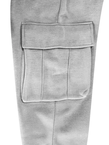 Gros plan détaillé d'une poche cargo sur un pantalon tactique d'extérieur gris clair