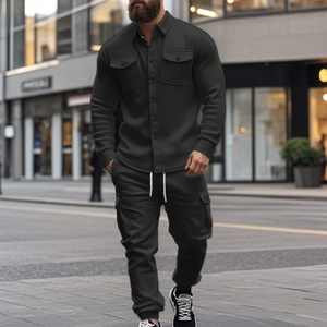 Ensemble tactique d'extérieur urbain avec veste de travail polaire et pantalon cargo noir
