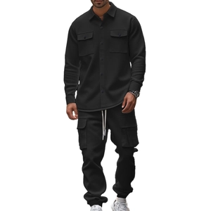 Vue détaillée de l'ensemble veste cargo tactique et pantalon de jogging noir en molleton épais