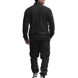 Vue arrière de la veste polaire tactique noire et du pantalon cargo montrant la silhouette