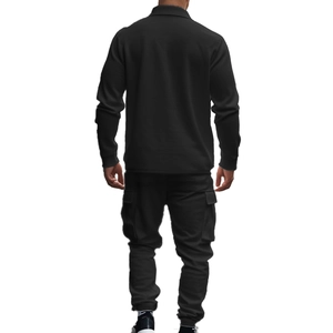 Vue arrière de l'ensemble veste et pantalon cargo tactique en polaire noire pour hommes