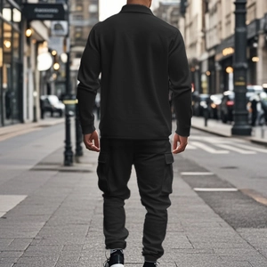 Vue arrière du mannequin en veste tactique en polaire noire et pantalon cargo en ville