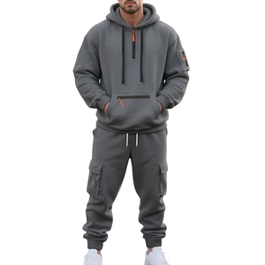 Dettaglio del set felpa con cappuccio in pile pesante e pantaloni cargo con zip arancioni
