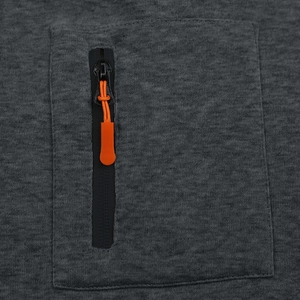 Détail macro d'un sweat à capuche gris foncé avec poche carrée et zip orange vif