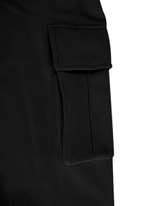 Détail de la poche de veste tactique avec coutures renforcées et tissu polaire
