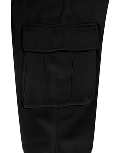 Détail de la poche cargo sur pantalon tactique noir avec rabat et coutures