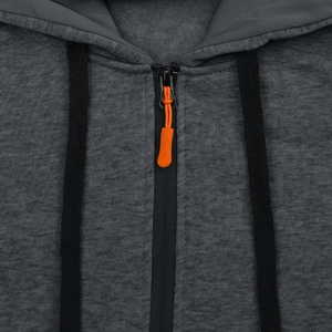 Détail d'un sweat à capuche gris foncé avec fermeture éclair noire et cordon orange