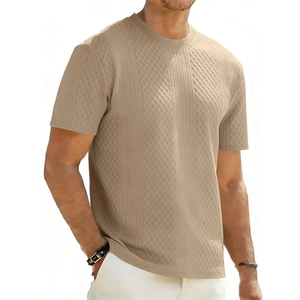 Nahaufnahme der khakifarbenen Jacquard-Strickstruktur des legeren Herren-T-Shirts mit Rundhals