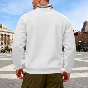 Vista posteriore di una felpa bianca da uomo con colletto a righe e mezza zip