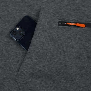 Détail du pantalon cargo en polaire gris foncé avec poche et tirette de zip orange