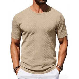 Nahaufnahme des khaki Kurzarmshirts mit geometrischer Jacquard-Textur und Rundhalsausschnitt