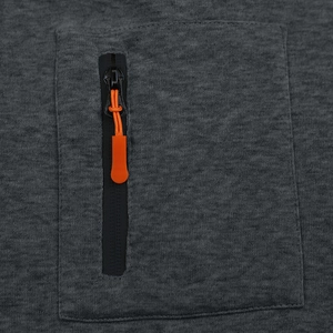 Gros plan sur une veste grise épaisse avec fermeture éclair et tirette orange vif