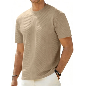 Detaillierte Nahaufnahme des Herren-T-Shirts mit runder Halslinie und 3D-Diamant-Struktur