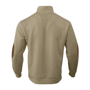 Nahaufnahme des khakifarbenen Jacquard-Strickpullovers mit Ellbogen-Patches und Stehkragen