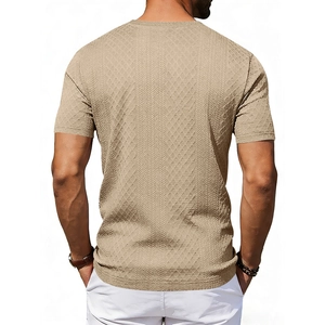 Detailansicht der Rückseite eines Herren-T-Shirts in Khaki mit Waffel-Struktur-Gewebe