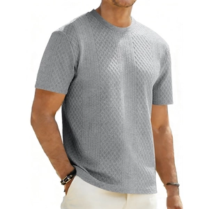 Nahaufnahme eines Herren-T-Shirts mit Rundhalsausschnitt und 3D-Jacquard-Webstruktur in Grau