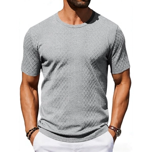 Detailansicht des Herren-Sommer-T-Shirts mit aufwendiger gestrickter Jacquard-Diamant-Textur