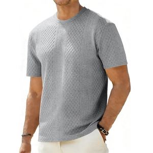 Makrodetail des grauen Herren-T-Shirts mit strukturierter Jacquard-Strick-Optik und Rundhals