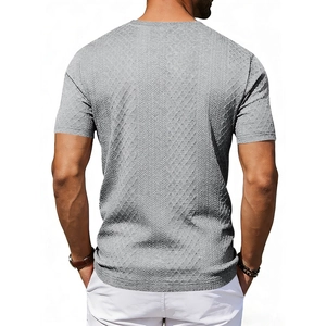 Detailansicht graues Herren T-Shirt mit hochwertiger Waffelstruktur und Rundhalsausschnitt
