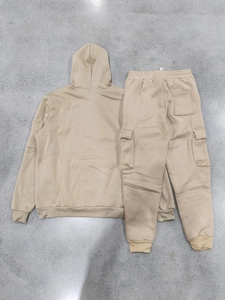 Survêtement homme en polaire kaki avec poches cargo latérales vue de dos à plat