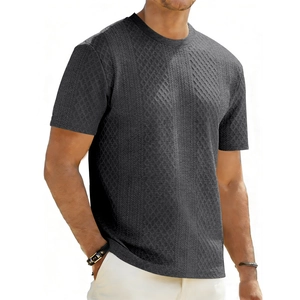 Detail eines dunkelgrauen Herren-T-Shirts mit hochwertiger 3D-Diamant-Jacquard-Struktur