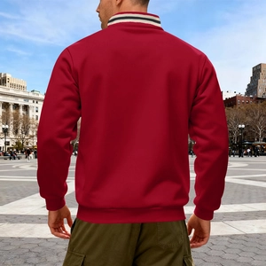 Vista posteriore di felpa rossa da uomo con colletto a costine a righe bianche e nere